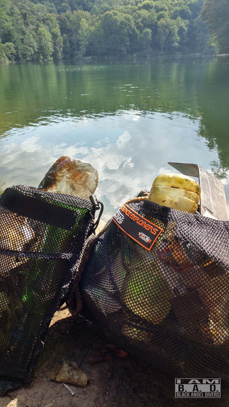 Śmieci w jeziorze Szmaragdowym